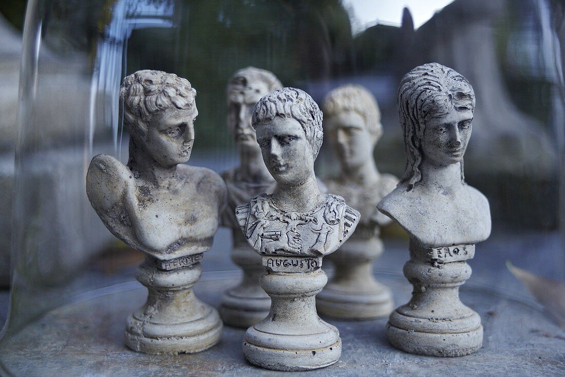 Schachfiguren aus Stein unter Glashaube