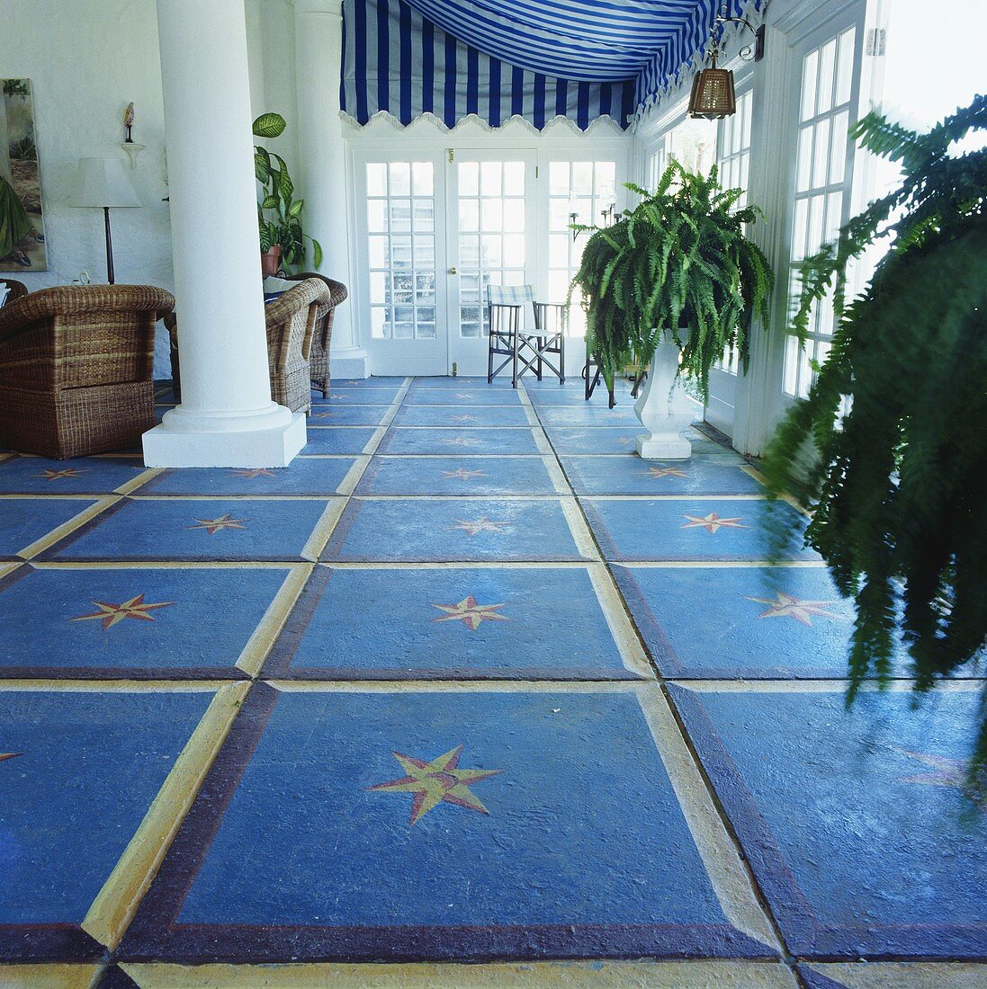 Blaue Bodenfliesen in der Halle eines karibischen Hauses