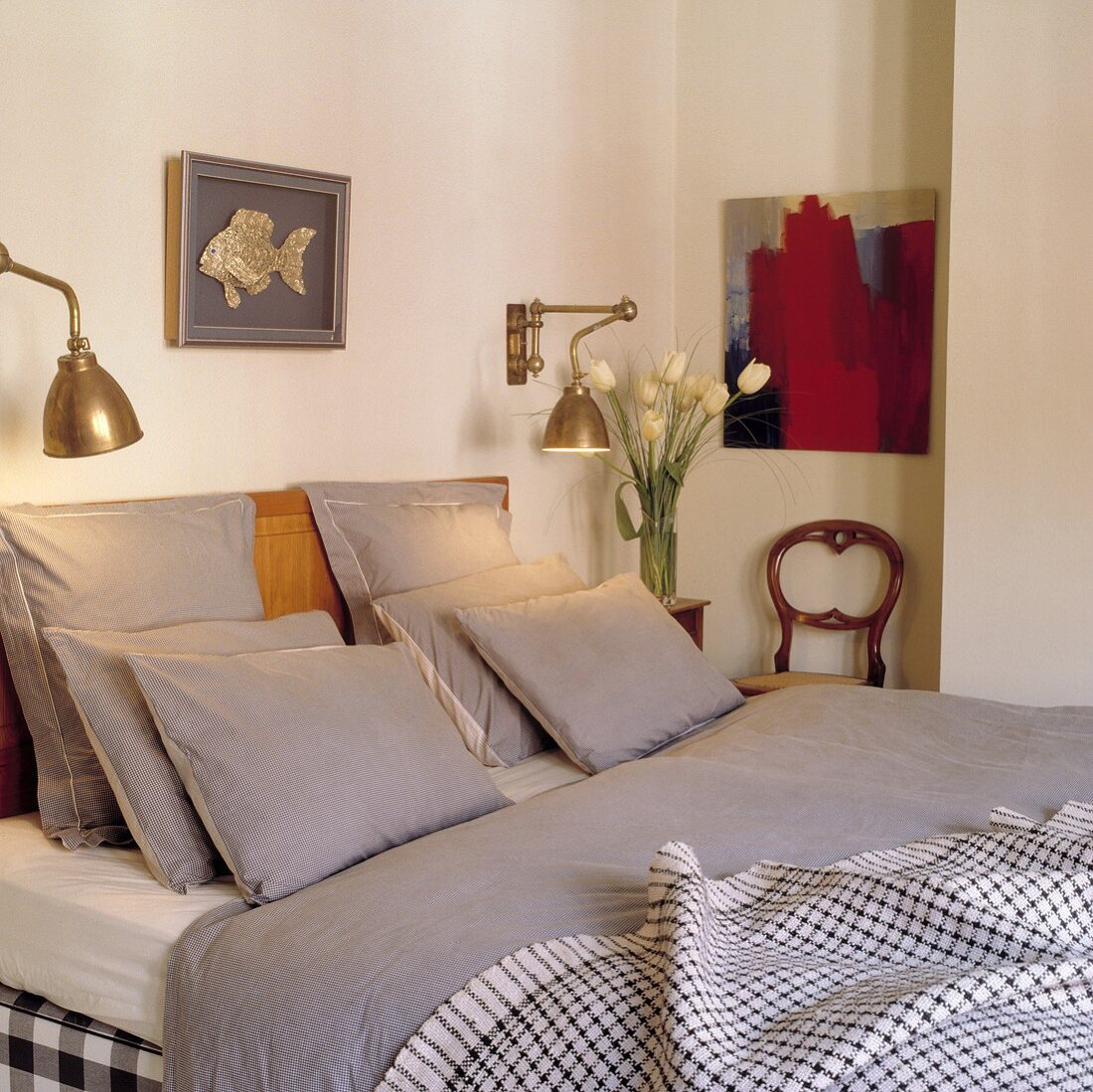 Weisses Schlafzimmer mit Messing Wandlampen und grauer Bettwäsche