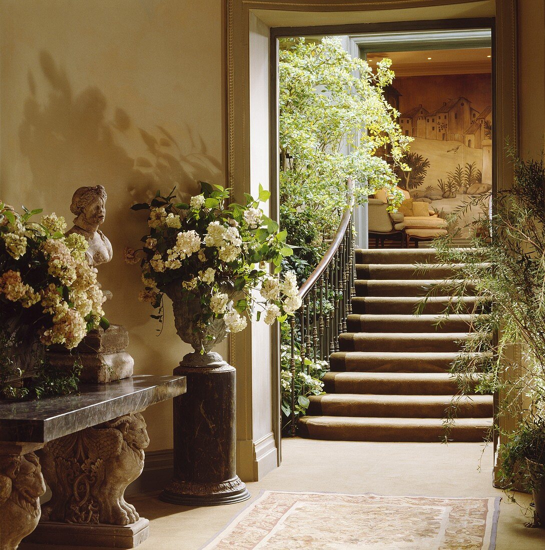 Eingangsbereich mit Treppen einer Villa mit Grünpflanzen