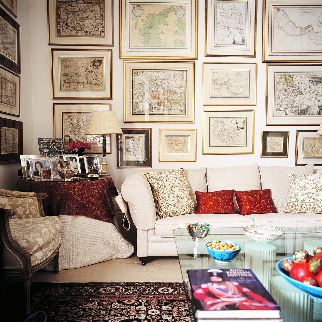 Gruppe von Bildern an der Wand über dem Sofa in einem Wohnzimmer