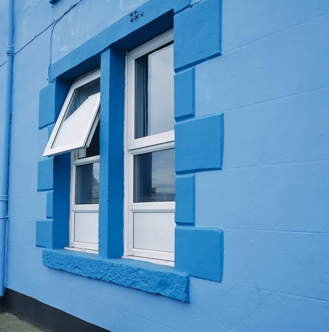 Fenster eines blauen Hauses (Ausschnitt)
