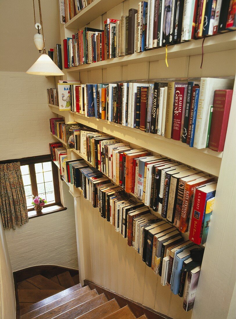 Bücherregal im Treppenhaus