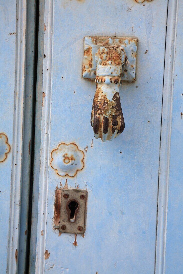 Türklopfer in Handform an einer alten Tür