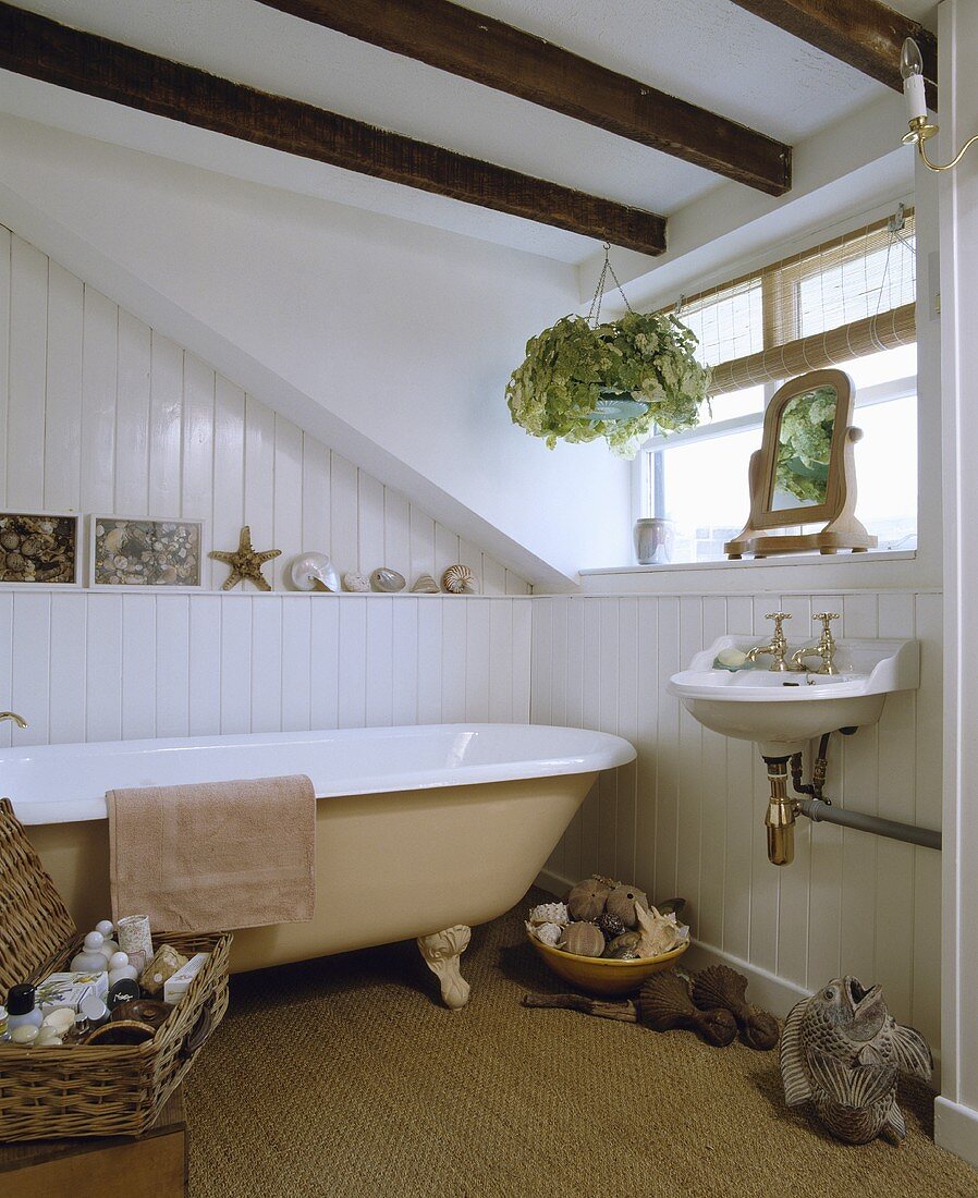 Badezimmer mit freistehender Badewanne, Balken an der Decke und Naturfaser-Teppich
