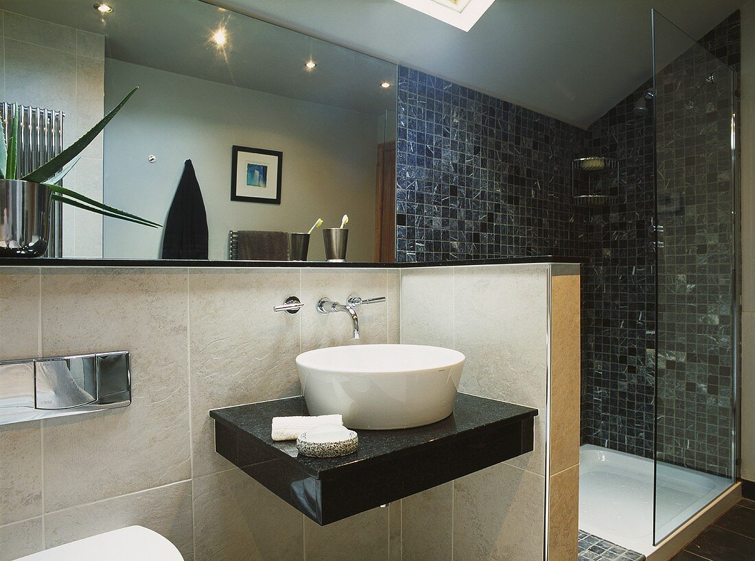 Modernes Badezimmer mit Mosaikfliesen aus Granit im Duschbereich