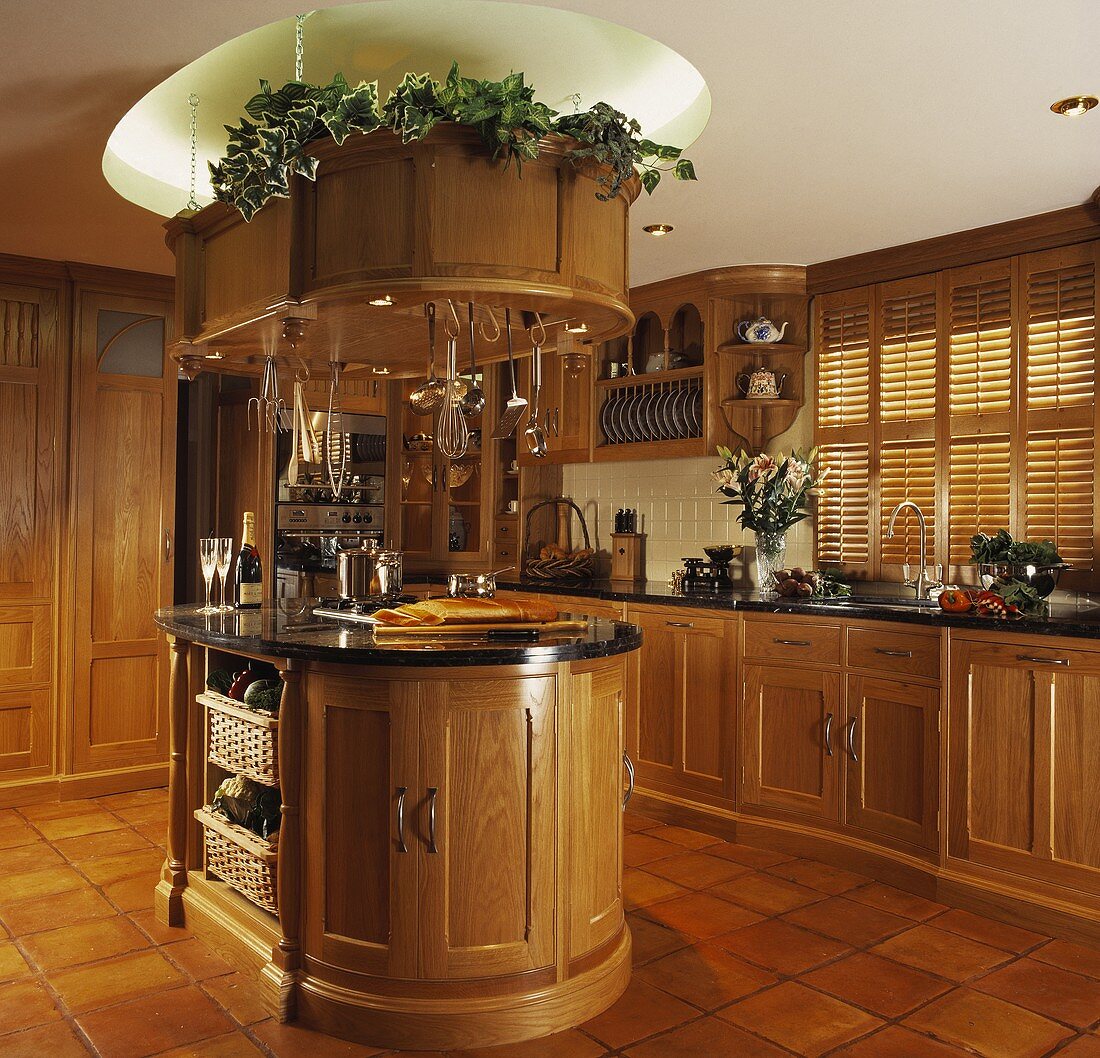 Holz-Einbauküche mit Kücheninsel, Steinfliesen und Holz-Jalousien