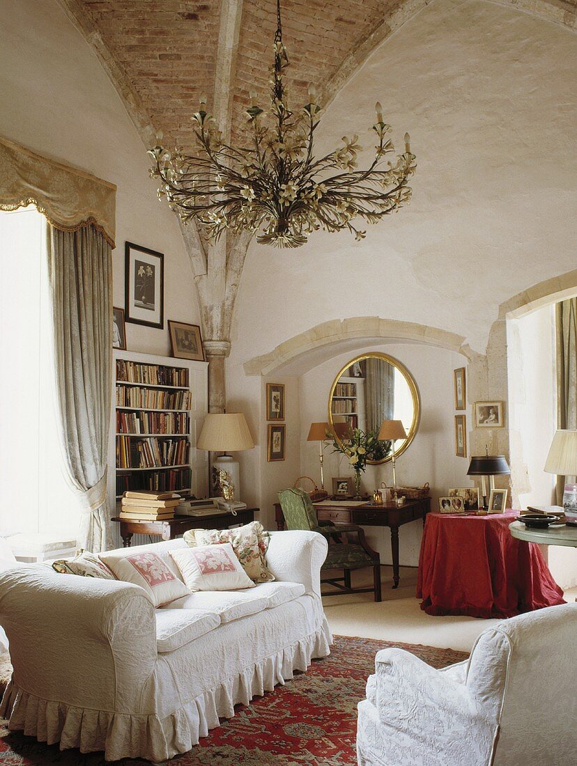 Traditionelles Wohnzimmer mit weißem Sofa und großem Kronleuchter