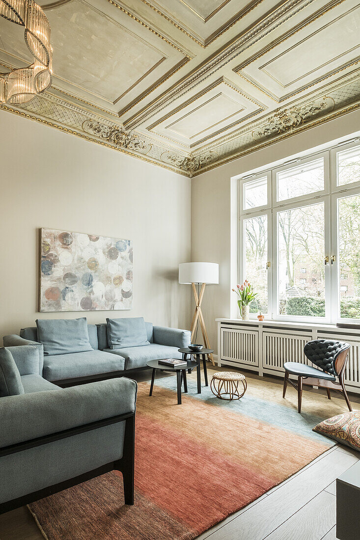 Wohnzimmer in einer modern dekorierten und eingerichteten Jugendstilwohnung in Hamburg, Norddeutschland, Europa