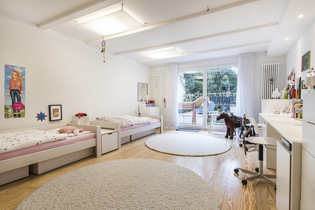 Kinderzimmer in einer modern dekorierten und eingerichteten Jugendstilwohnung in Hamburg, Norddeutschland, Europa