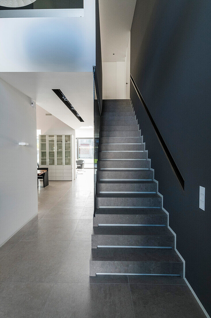 Treppenaufgang eines modernen Architekturhauses im Bauhausstil, Oberhausen, Nordrhein-Westfalen, Deutschland