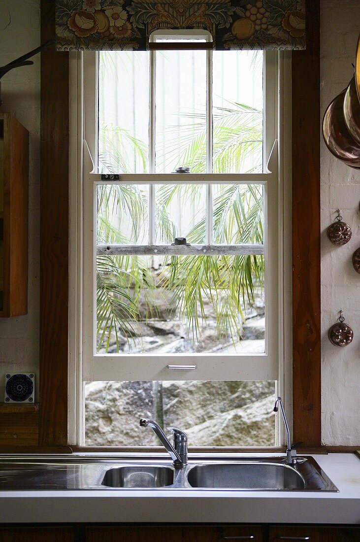 Spülbecken vor Schiebefenster in einer Küche