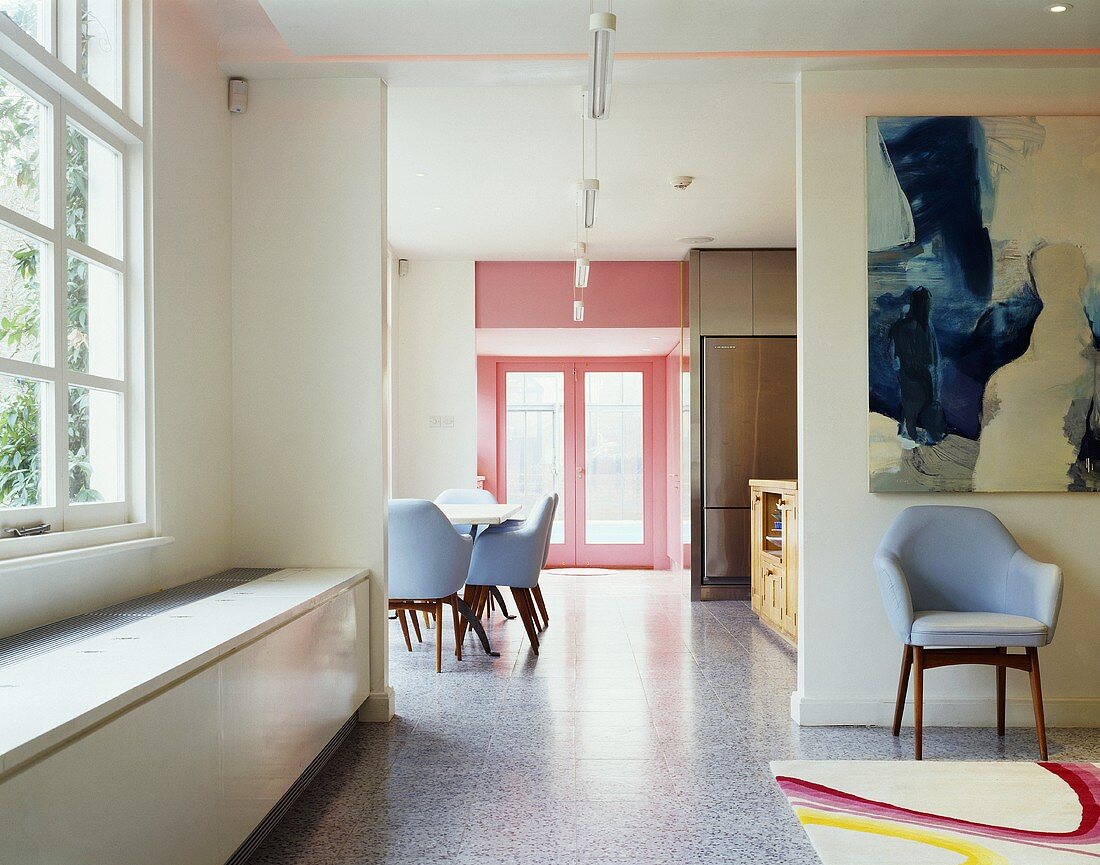 Offener Vorraum mit Stuhl im Bauhausstil unter Bild und Blick auf Essplatz