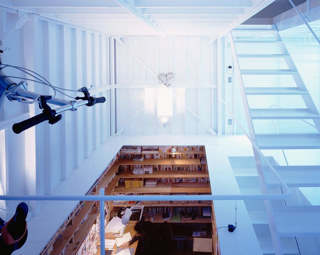 Galerie mit Treppe und Blick auf Arbeitsecke vom offenen Wohnraum