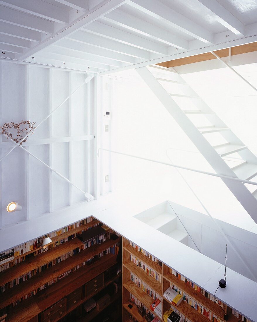 Galerie mit weisser Treppe und Blick auf offenen Arbeitsraum