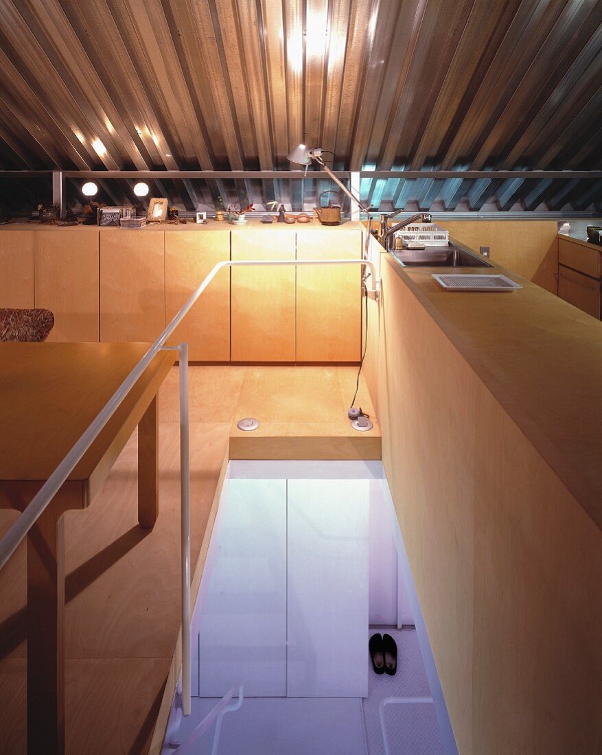 Dachgeschossraum mit Blick in Treppenausschnitt