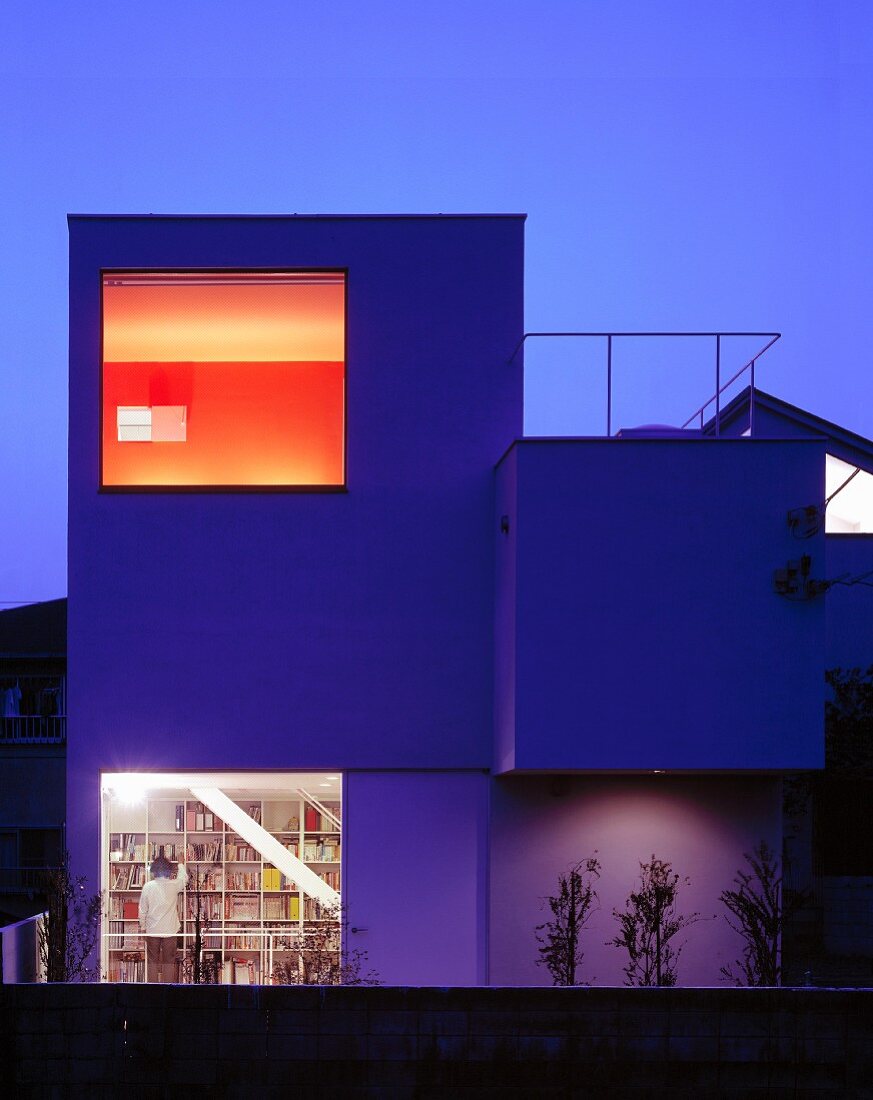 A newly built house with floor-to-ceiling windows in the evening - Juicy House, Toyo, Japan