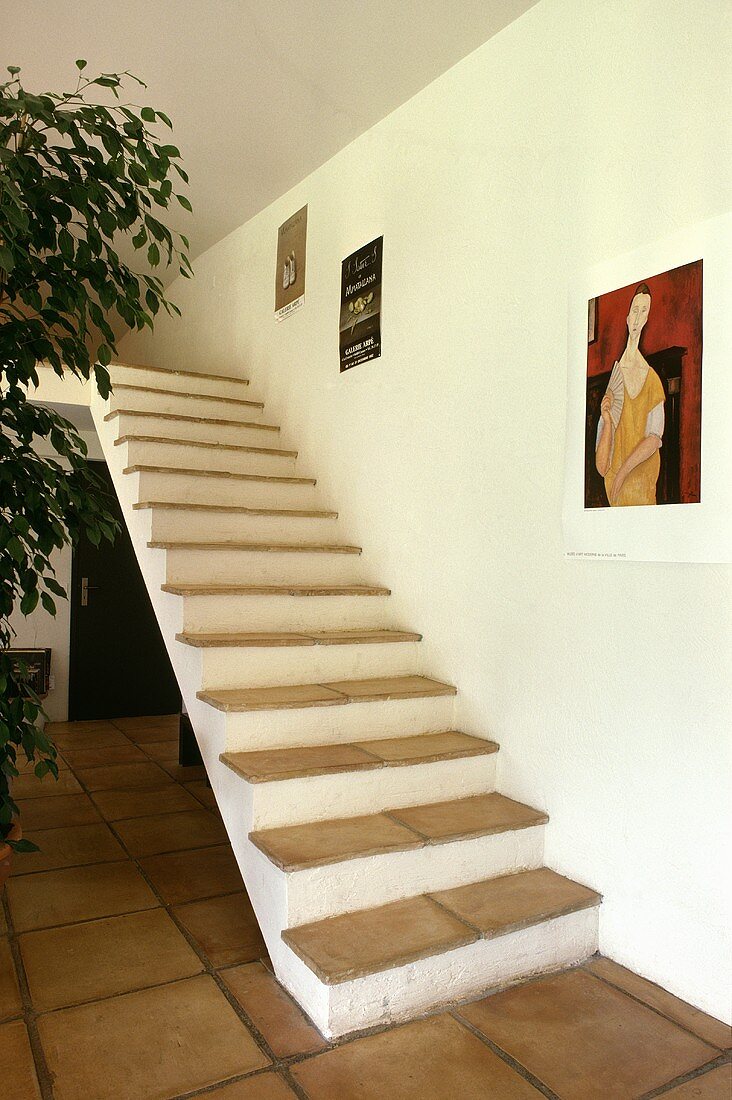 Moderne frei stehende Treppe mit Terrakotta-Stufen, ohne Geländer