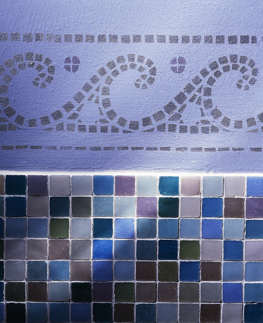 Mosaikfliesen und Bordüre aus Schablonenmalerei