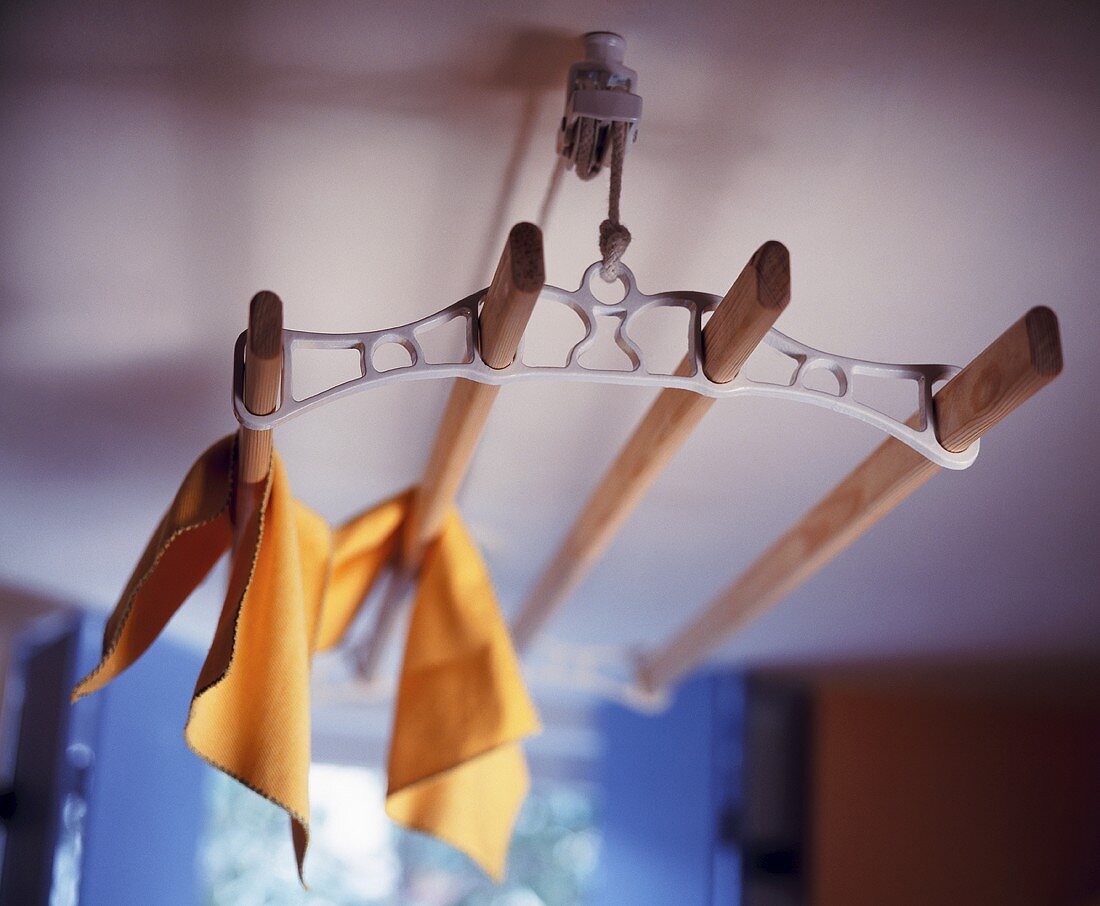 Traditioneller Wäscheständer unter Decke befestigt auf Rollen