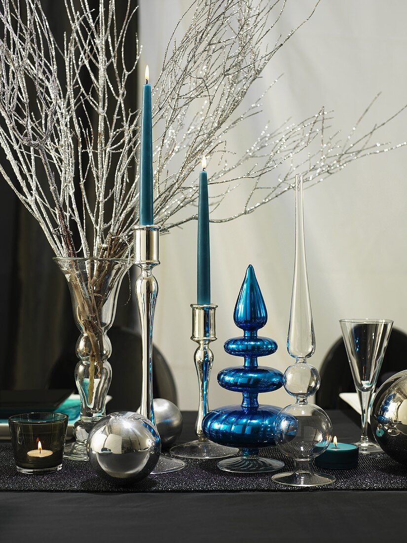 Weihnachtliche Tischdekoration in Blau und Silber