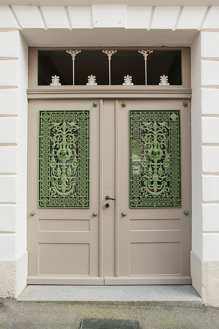 historische Haustür mit kunstvollem schmiedeeisernen Gitter