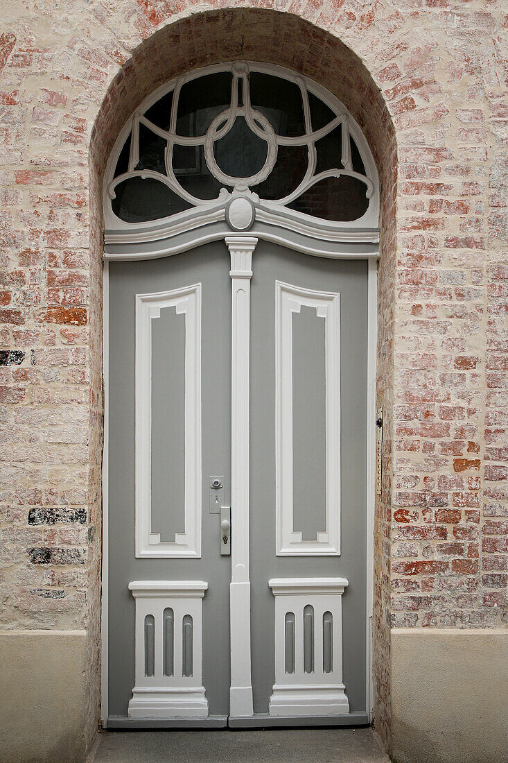 Hauseingang an einem historischen Backsteinhaus