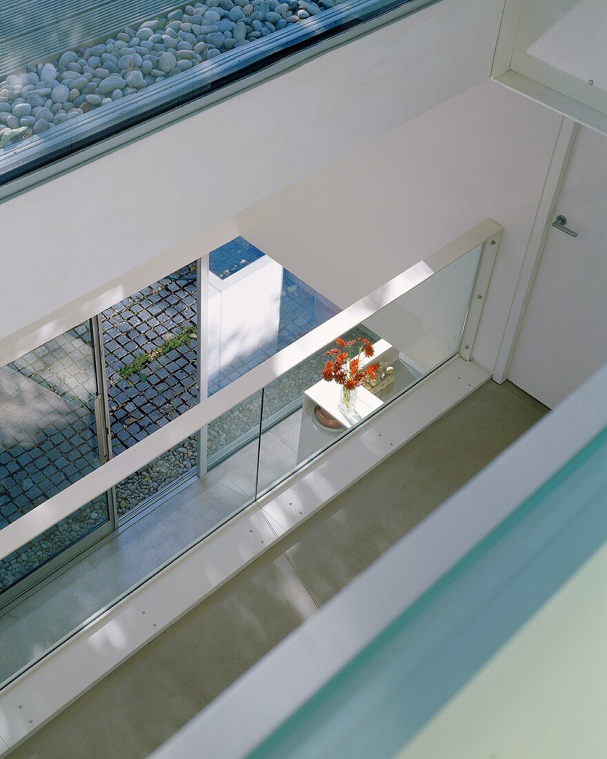 Blick von oben auf Galerie und Terrassentür eines Neubauwohnhauses