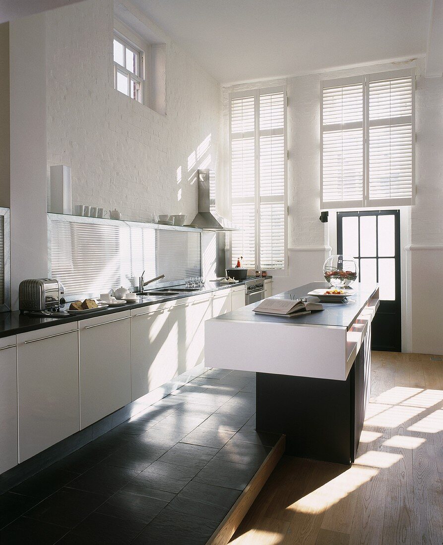 Designer Küche mit Küchenblock in Schwarz-Weiß