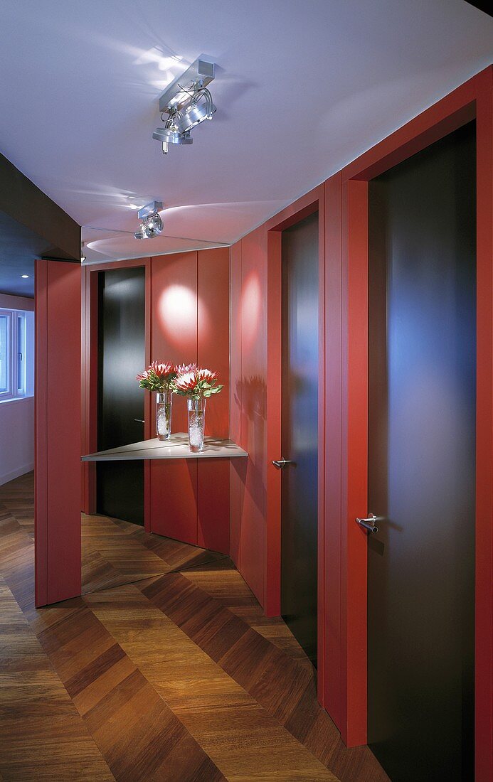 Vorraum mit roter Holzverkleidung an Wand