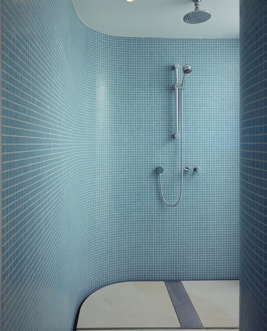 Duschbereich mit geschwungener Wand und türkisen Mosaikfliesen
