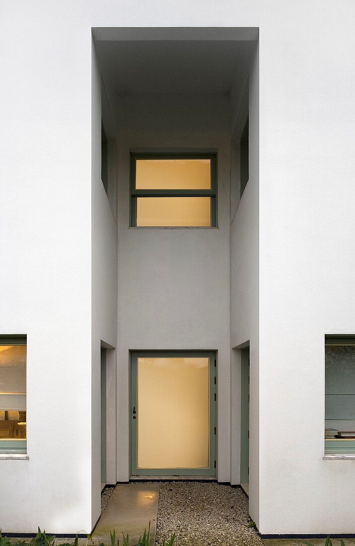 weiße moderne Fassade mit Hauseingang