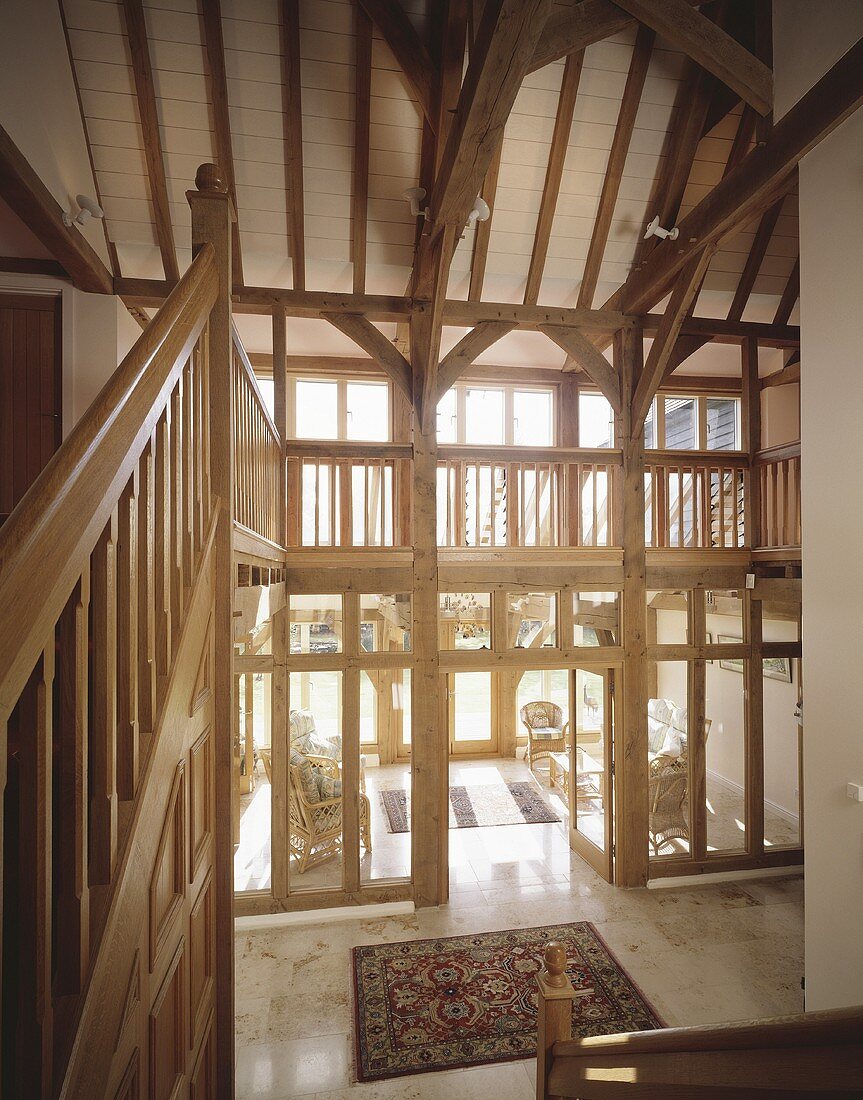 Renoviertes Landhaus mit offener Eingangshalle in Holzglasbauweise und Galerie unter Dachstuhl