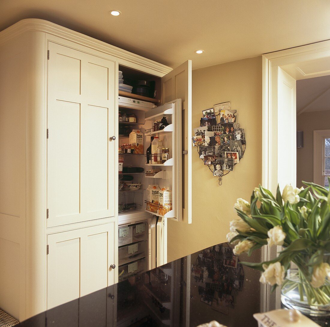 Cremefarbener Küchenschrank mit eingebautem Kühlschrank und Gefrierschrank