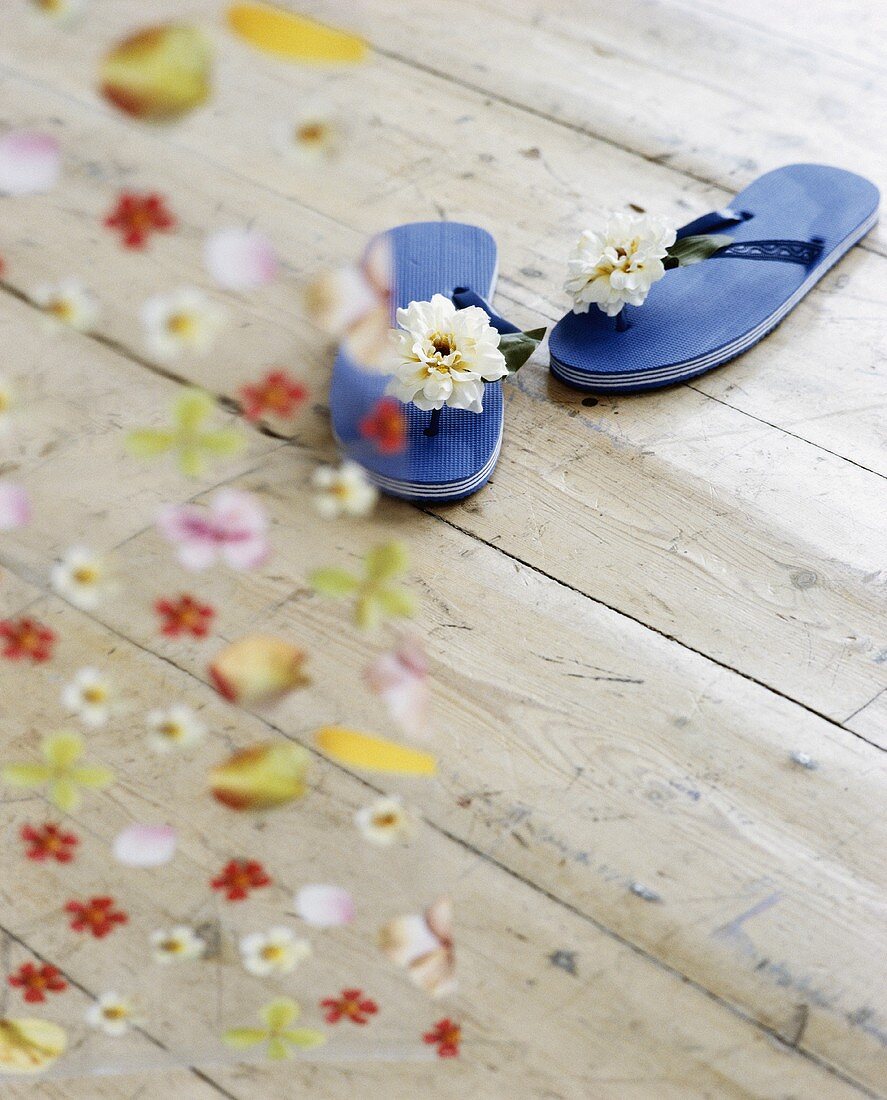 Blaue Flip-Flops auf Holzboden