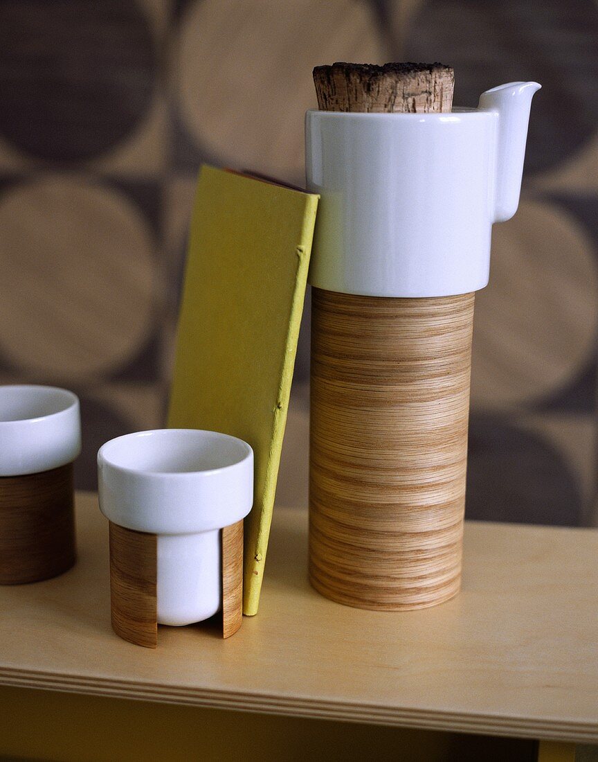 Kaffeekanne und Tassen aus Keramik und Holz im 50er Jahre Stil