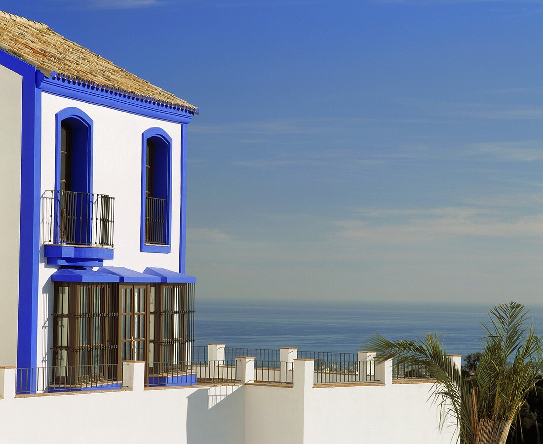 weiße Villa mit blauem Anstrich am Meer im Süden von Spanien
