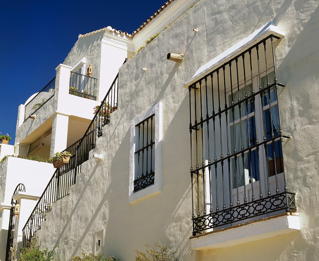 weiße Villa mit Fenstergittern in Südspanien