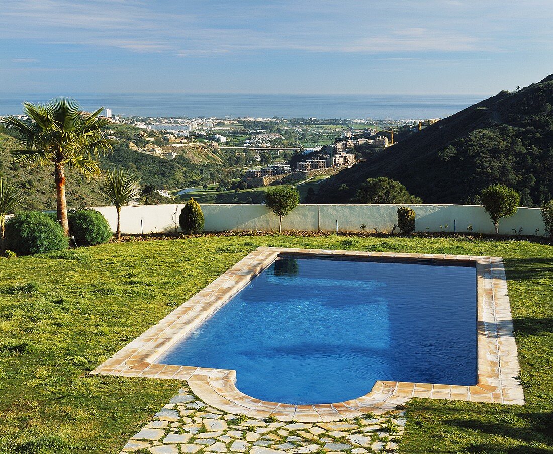 Schwimmbad im Garten einer an der spanischen Küste gelegenen Villa