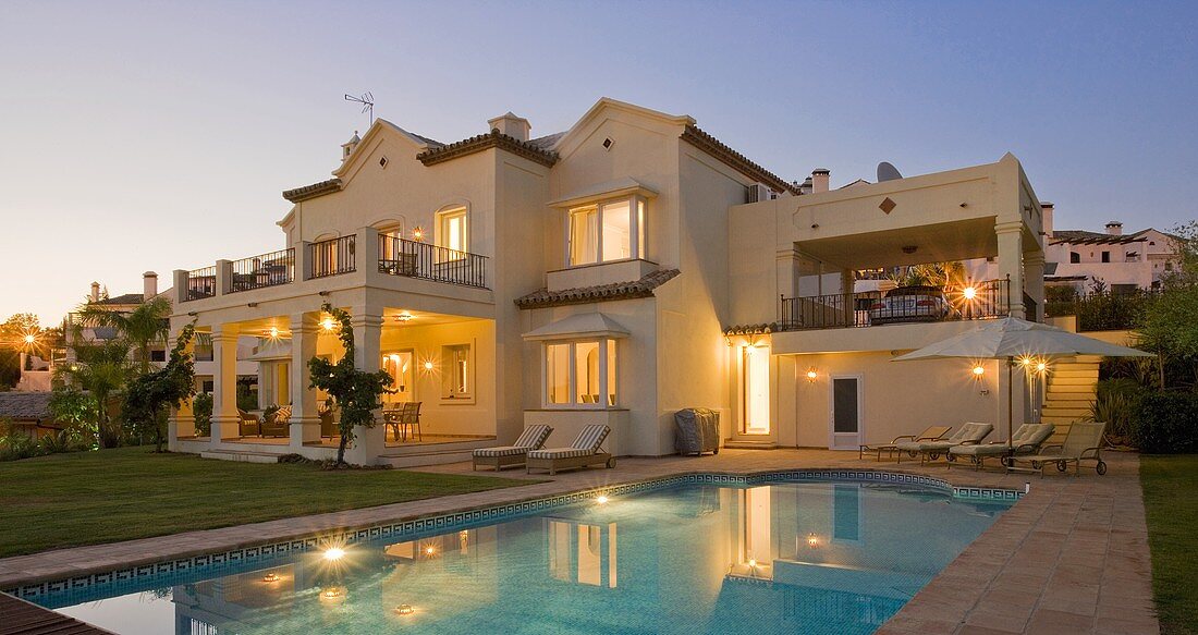 Grosse spanische Villa mit Swimmingpool in Abendbeleuchtung