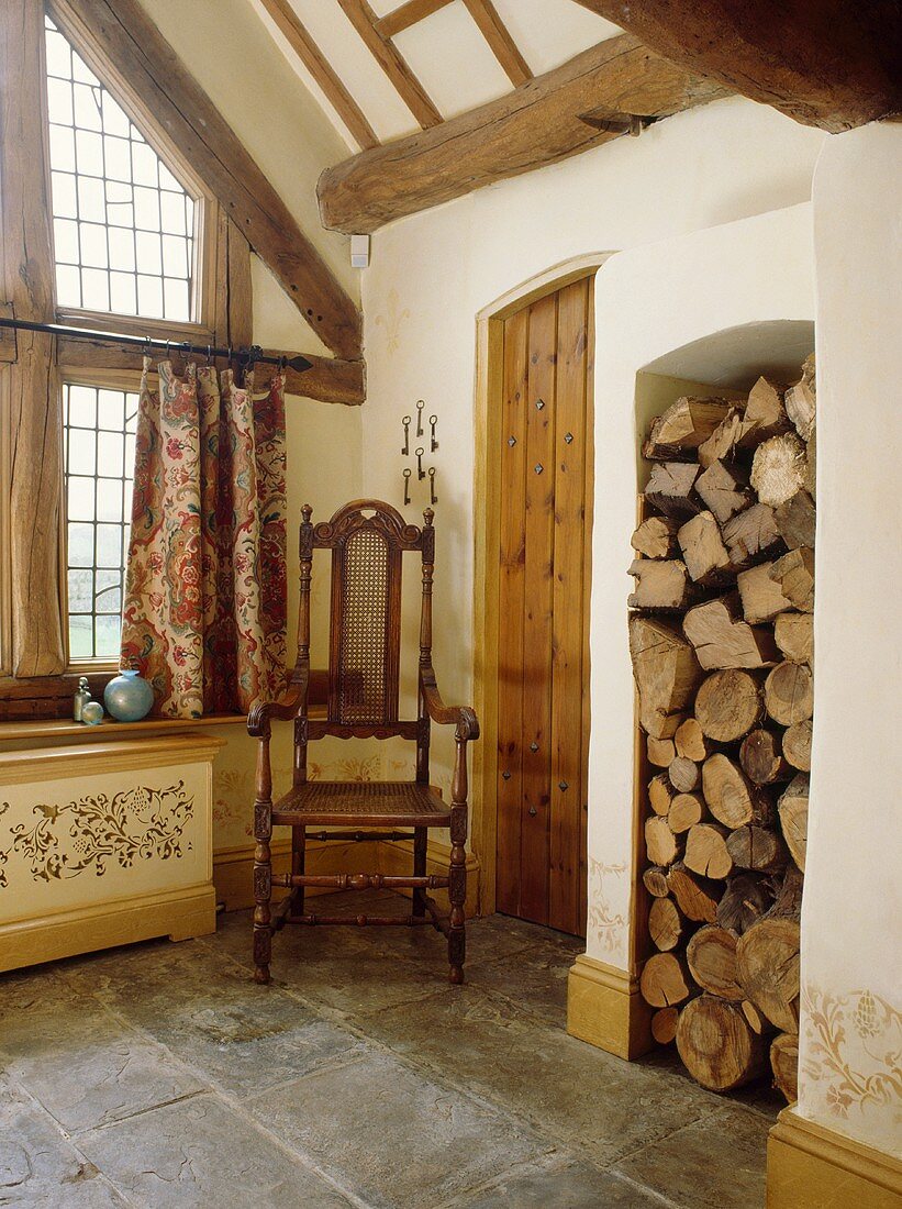 Jakobinischer Stuhl in der Ecke des Saal im Landhaus mit Steinboden und Holz in großen Alkoven gelagert