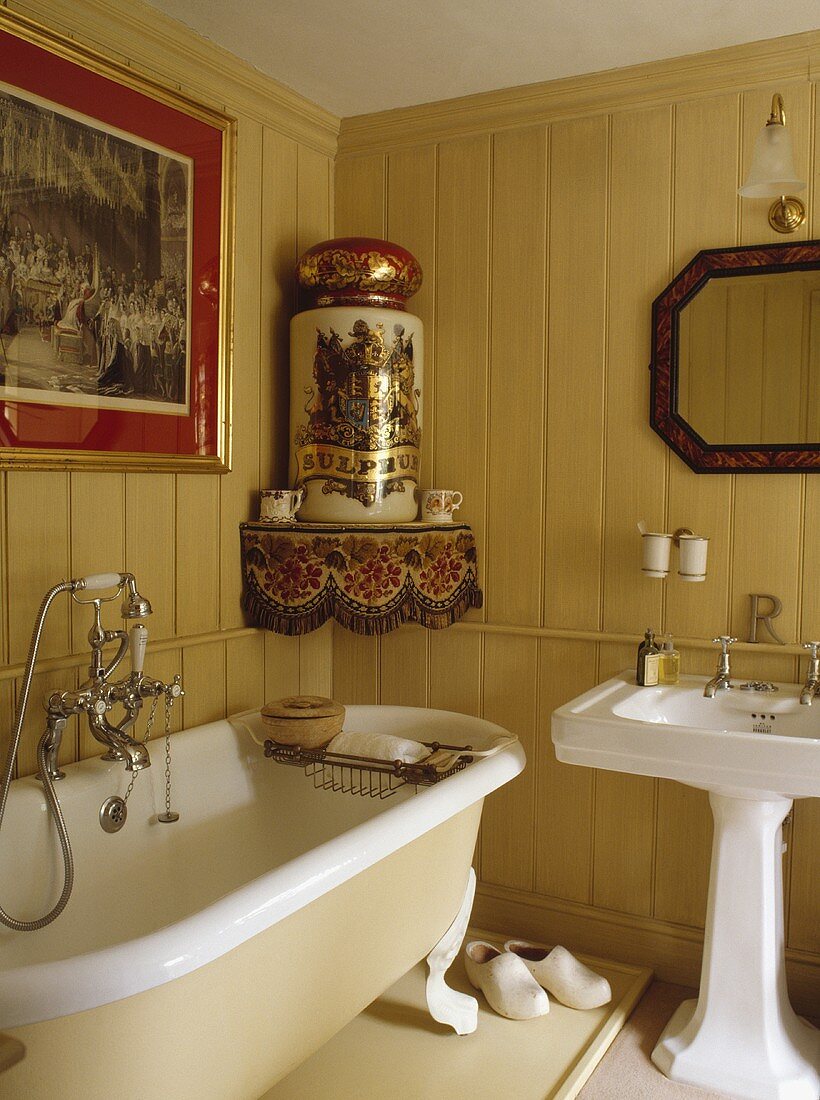 Großer antiker Topf auf Eckregal über freistehender Badewanne im neutral getäfelten Badezimmer mit weißem Sockel Becken