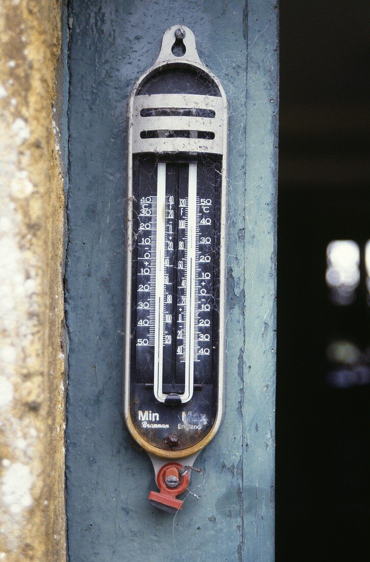 Nahaufnahme eines Thermometers auf blauer Tür