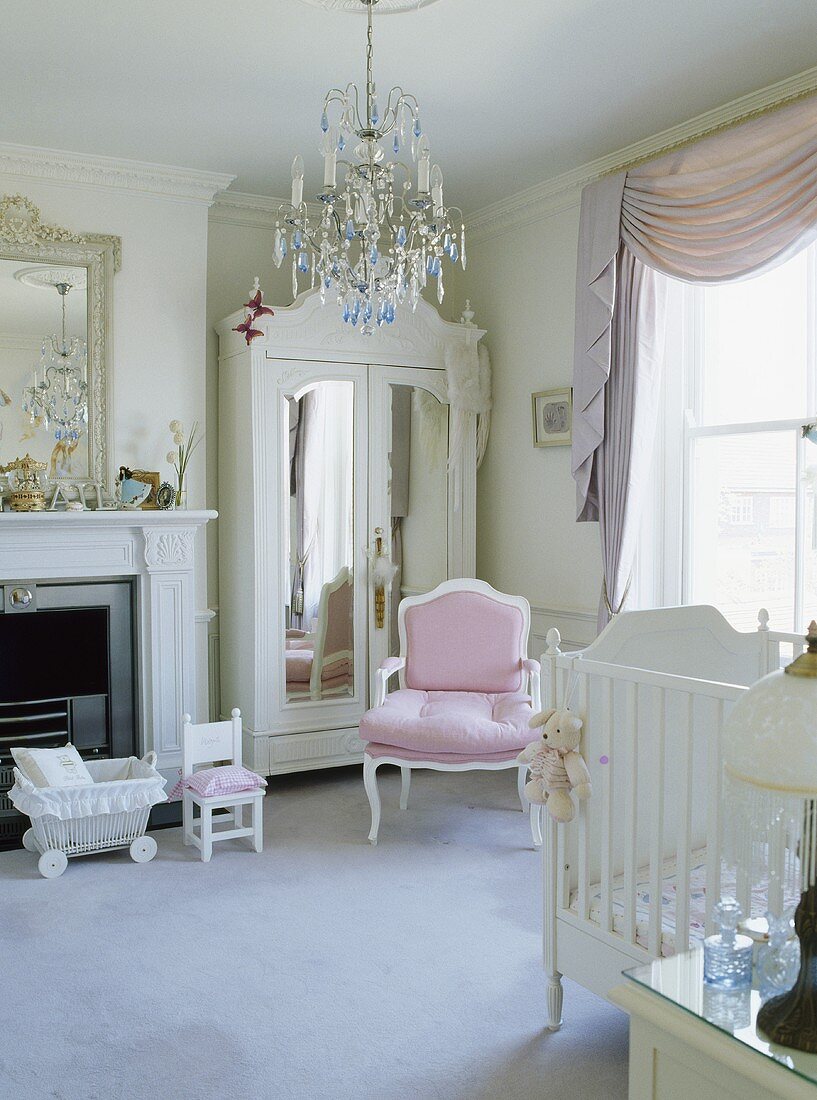 Weißer Spiegel-Kleiderschrank und ein rosa Louis IV-Stil Stuhl im Kinderzimmer Schlafzimmer mit Kinderbett und grauem Teppich