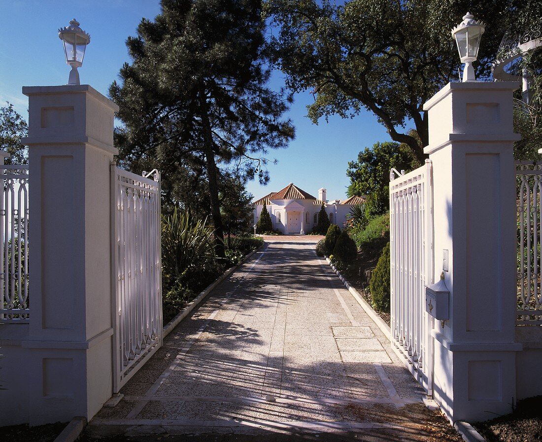 Lange Auffahrt zu einer großen Villa in Südspanien