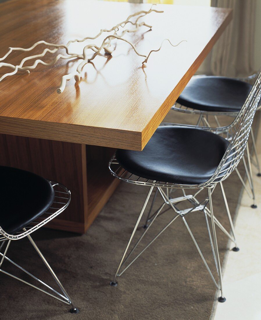 Nahaufnahme von Charles Eames Drahtstühlen mit modernem hölzernen Esstisch