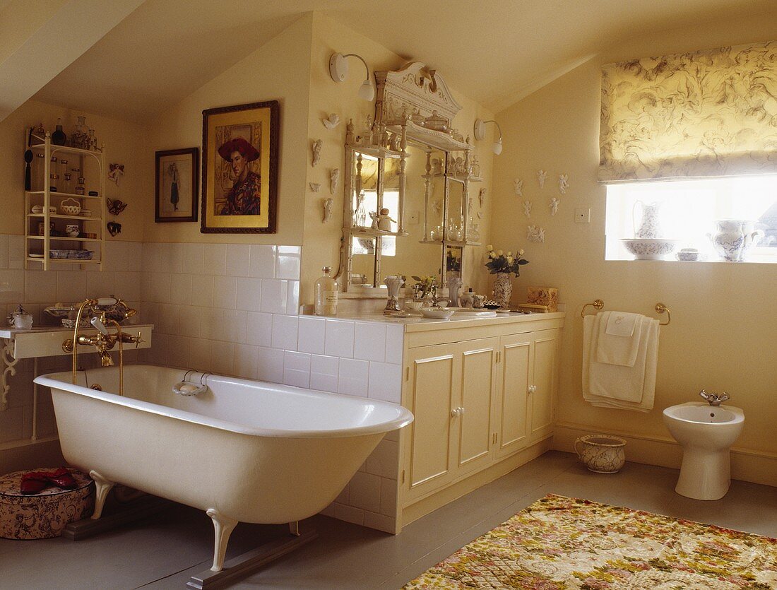 Eine freistehende Badewanne mit Klauenfüße steht in einem Badezimmer