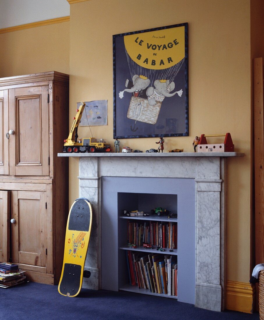 Kamin mit integriertem hellblauem Bücherregal, Scateboard an der Marmorumrahmung und Barbar-Plakat über Sims in Kinderzimmer