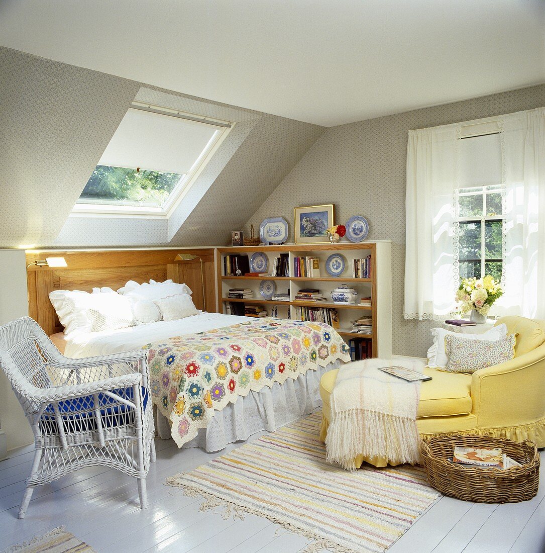 Schönes, helles Zimmer im Dachgeschoss mit lackiertem Dielenboden und Velux-Dachfenster in der Dachschräge