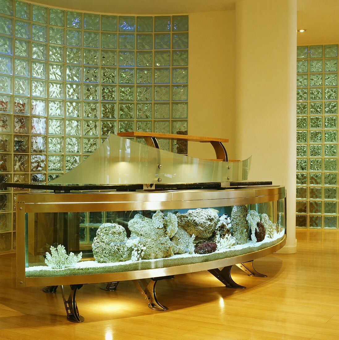 Ein Aquarium vor einer Glasbausteinwand in einem modernen Wohnzimmer